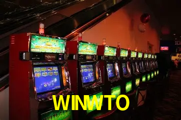 Una escena digital vívida inspirada en casino con WINWTO mostrado prominentemente, luces brillantes, fichas, cartas y acentos dorados.